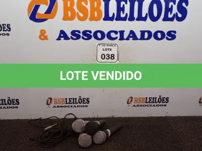LOTE 038 - 04 MICROFONES MODELOS DIVERSOS. (NO ESTADO) ATENÇÃO! FAZER A VISITAÇÃO ANTES DE ARREMATAR, NÃO SABEMOS SE FUNCIONA. LEILÃO NÃO TEM GARANTIA E NEM DEVOLUÇÃO, SUJEITO A POSSÍVEIS AVARIAS VISÍVEIS/OCULTAS E/OU AUSÊNCIA DE COMPONENTES.