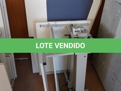 LOTE 445 - 02 MESAS COM REGULAGEM DE ALTURA MANUAL E 3 LATERAIS EM MADEIRA PRA BAIA. (NO ESTADO) ATENÇÃO! FAZER A VISITAÇÃO ANTES DE ARREMATAR, NÃO SABEMOS SE FUNCIONA. LEILÃO NÃO TEM GARANTIA E NEM DEVOLUÇÃO, SUJEITO A POSSÍVEIS AVARIAS VISÍVEIS/OCULTAS E/OU AUSÊNCIA DE COMPONENTES.