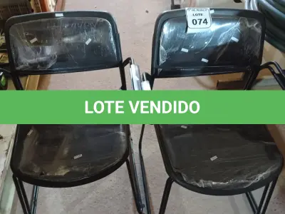 LOTE 074 - 04 CADEIRAS ESTOFADAS COM BASE DE FERRO. (NO ESTADO) ATENÇÃO! FAZER A VISITAÇÃO ANTES DE ARREMATAR, NÃO SABEMOS SE FUNCIONA. LEILÃO NÃO TEM GARANTIA E NEM DEVOLUÇÃO, SUJEITO A POSSÍVEIS AVARIAS VISÍVEIS/OCULTAS E/OU AUSÊNCIA DE COMPONENTES.