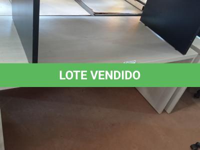 LOTE 475 - 01 MESA EM MADEIRA PARA ESCRITÓRIO. (NO ESTADO) ATENÇÃO! FAZER A VISITAÇÃO ANTES DE ARREMATAR, NÃO SABEMOS SE FUNCIONA. LEILÃO NÃO TEM GARANTIA E NEM DEVOLUÇÃO, SUJEITO A POSSÍVEIS AVARIAS VISÍVEIS/OCULTAS E/OU AUSÊNCIA DE COMPONENTES.