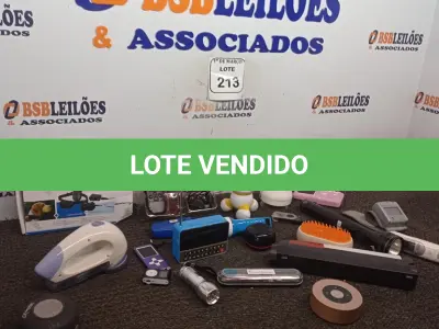 LOTE 213 - 01 CAIXA COM MASSAGEADOR ELÉTRICO, LANTERNAS, ADESTRADOR ELÉTRICO PARA CÃES, SOM.   (NO ESTADO) ATENÇÃO! FAZER A VISITAÇÃO ANTES DE ARREMATAR, NÃO SABEMOS SE FUNCIONA. LEILÃO NÃO TEM GARANTIA E NEM DEVOLUÇÃO, SUJEITO A POSSÍVEIS AVARIAS VISÍVEIS/OCULTAS E/OU AUSÊNCIA DE COMPONENTES.