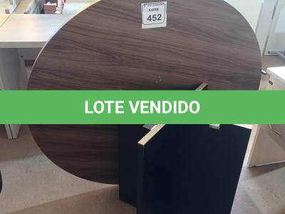 LOTE 452 - 01 MESA EM MADEIRA COM TAMPO REDONDO. (NO ESTADO) ATENÇÃO! FAZER A VISITAÇÃO ANTES DE ARREMATAR, NÃO SABEMOS SE FUNCIONA. LEILÃO NÃO TEM GARANTIA E NEM DEVOLUÇÃO, SUJEITO A POSSÍVEIS AVARIAS VISÍVEIS/OCULTAS E/OU AUSÊNCIA DE COMPONENTES.