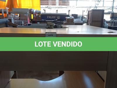LOTE 454 - 01 MESA DE CANTO COM 02 GAVETAS EM MADEIRA PARA ESCRITÓRIO. (NO ESTADO) ATENÇÃO! FAZER A VISITAÇÃO ANTES DE ARREMATAR, NÃO SABEMOS SE FUNCIONA. LEILÃO NÃO TEM GARANTIA E NEM DEVOLUÇÃO, SUJEITO A POSSÍVEIS AVARIAS VISÍVEIS/OCULTAS E/OU AUSÊNCIA DE COMPONENTES.