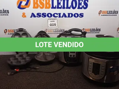 LOTE 096 - 02 PANELAS DE PRESSÃO, 01 OMELETEIRA E 01 MÁQUINA DE CUPCAKE COM AVARIAS.  (NO ESTADO) ATENÇÃO! FAZER A VISITAÇÃO ANTES DE ARREMATAR, NÃO SABEMOS SE FUNCIONA. LEILÃO NÃO TEM GARANTIA E NEM DEVOLUÇÃO, SUJEITO A POSSÍVEIS AVARIAS VISÍVEIS/OCULTAS E/OU AUSÊNCIA DE COMPONENTES.