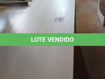 LOTE 464 - 01 MESA EM MADEIRA PARA ESCRITÓRIO. (NO ESTADO) ATENÇÃO! FAZER A VISITAÇÃO ANTES DE ARREMATAR, NÃO SABEMOS SE FUNCIONA. LEILÃO NÃO TEM GARANTIA E NEM DEVOLUÇÃO, SUJEITO A POSSÍVEIS AVARIAS VISÍVEIS/OCULTAS E/OU AUSÊNCIA DE COMPONENTES.