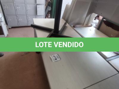 LOTE 478 - 01 MESA EM MADEIRA PARA ESCRITÓRIO. (NO ESTADO) ATENÇÃO! FAZER A VISITAÇÃO ANTES DE ARREMATAR, NÃO SABEMOS SE FUNCIONA. LEILÃO NÃO TEM GARANTIA E NEM DEVOLUÇÃO, SUJEITO A POSSÍVEIS AVARIAS VISÍVEIS/OCULTAS E/OU AUSÊNCIA DE COMPONENTES.