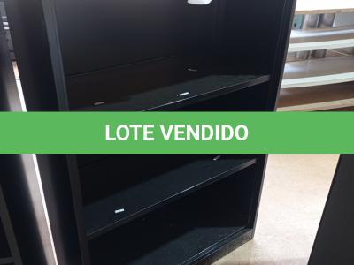 LOTE 483 -  01 ARMÁRIO EM AÇO COM 02 PRATELEIRAS. (NO ESTADO) ATENÇÃO! FAZER A VISITAÇÃO ANTES DE ARREMATAR, NÃO SABEMOS SE FUNCIONA. LEILÃO NÃO TEM GARANTIA E NEM DEVOLUÇÃO, SUJEITO A POSSÍVEIS AVARIAS VISÍVEIS/OCULTAS E/OU AUSÊNCIA DE COMPONENTES.