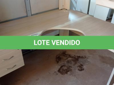 LOTE 455 - 01 MESA DE CANTO COM 02 GAVETAS EM MADEIRA PARA ESCRITÓRIO. (NO ESTADO) ATENÇÃO! FAZER A VISITAÇÃO ANTES DE ARREMATAR, NÃO SABEMOS SE FUNCIONA. LEILÃO NÃO TEM GARANTIA E NEM DEVOLUÇÃO, SUJEITO A POSSÍVEIS AVARIAS VISÍVEIS/OCULTAS E/OU AUSÊNCIA DE COMPONENTES.