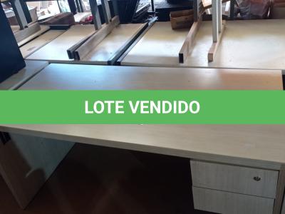 LOTE 470 - 01 MESA COM 02 GAVETAS EM MADEIRA PARA ESCRITÓRIO. (NO ESTADO) ATENÇÃO! FAZER A VISITAÇÃO ANTES DE ARREMATAR, NÃO SABEMOS SE FUNCIONA. LEILÃO NÃO TEM GARANTIA E NEM DEVOLUÇÃO, SUJEITO A POSSÍVEIS AVARIAS VISÍVEIS/OCULTAS E/OU AUSÊNCIA DE COMPONENTES.