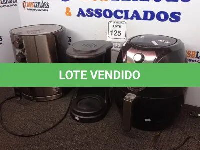 LOTE 125 - 02 AIR FRYER E 01 CAFETEIRA INCOMPLETA COM AVARIAS. (NO ESTADO) ATENÇÃO! FAZER A VISITAÇÃO ANTES DE ARREMATAR, NÃO SABEMOS SE FUNCIONA. LEILÃO NÃO TEM GARANTIA E NEM DEVOLUÇÃO, SUJEITO A POSSÍVEIS AVARIAS VISÍVEIS/OCULTAS E/OU AUSÊNCIA DE COMPONENTES.