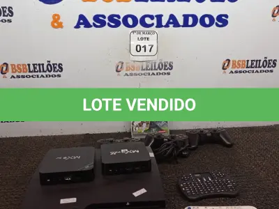 LOTE 017 - 02 TV’S BOX COM CONTROLE, 01 PLAYSTATION 3 COM 03 CONTROLES E 01 JOGO. (NO ESTADO) ATENÇÃO! FAZER A VISITAÇÃO ANTES DE ARREMATAR, NÃO SABEMOS SE FUNCIONA. LEILÃO NÃO TEM GARANTIA E NEM DEVOLUÇÃO, SUJEITO A POSSÍVEIS AVARIAS VISÍVEIS/OCULTAS E/OU AUSÊNCIA DE COMPONENTES.