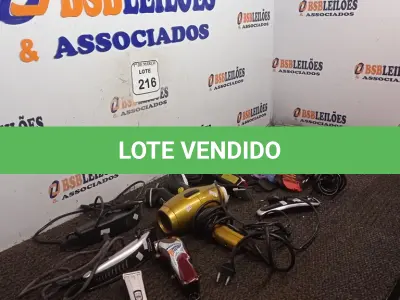 LOTE 216 - 01 LOTE COM MÁQUINAS DE CORTAR CABELOS DIVERSOS. (NO ESTADO) ATENÇÃO! FAZER A VISITAÇÃO ANTES DE ARREMATAR, NÃO SABEMOS SE FUNCIONA. LEILÃO NÃO TEM GARANTIA E NEM DEVOLUÇÃO, SUJEITO A POSSÍVEIS AVARIAS VISÍVEIS/OCULTAS E/OU AUSÊNCIA DE COMPONENTES.