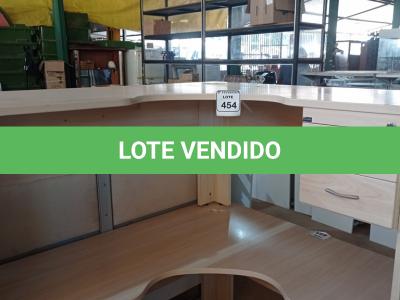 LOTE 454 - 01 MESA DE CANTO COM 02 GAVETAS EM MADEIRA PARA ESCRITÓRIO. (NO ESTADO) ATENÇÃO! FAZER A VISITAÇÃO ANTES DE ARREMATAR, NÃO SABEMOS SE FUNCIONA. LEILÃO NÃO TEM GARANTIA E NEM DEVOLUÇÃO, SUJEITO A POSSÍVEIS AVARIAS VISÍVEIS/OCULTAS E/OU AUSÊNCIA DE COMPONENTES.