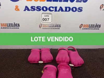 LOTE 007 - 02 PARES DE SANDÁLIA MODELO CROCS MONSTER TAMANHO J2/3 NA COR ROSA E 01 PAR DE SANDÁLIA MODELO CROCS MONSTER TAMANHO C13/J1. (NOVAS) (NO ESTADO) ATENÇÃO! FAZER A VISITAÇÃO ANTES DE ARREMATAR, NÃO SABEMOS SE FUNCIONA. LEILÃO NÃO TEM GARANTIA E NEM DEVOLUÇÃO, SUJEITO A POSSÍVEIS AVARIAS VISÍVEIS/OCULTAS E/OU AUSÊNCIA DE COMPONENTES.