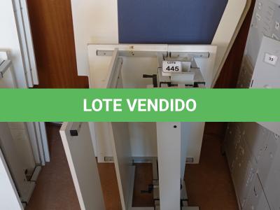 LOTE 445 - 02 MESAS COM REGULAGEM DE ALTURA MANUAL E 3 LATERAIS EM MADEIRA PRA BAIA. (NO ESTADO) ATENÇÃO! FAZER A VISITAÇÃO ANTES DE ARREMATAR, NÃO SABEMOS SE FUNCIONA. LEILÃO NÃO TEM GARANTIA E NEM DEVOLUÇÃO, SUJEITO A POSSÍVEIS AVARIAS VISÍVEIS/OCULTAS E/OU AUSÊNCIA DE COMPONENTES.