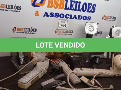 LOTE 184 - 01 LOTE COM TELEFONES FIXO, BASES PARA MONITORES, LUMINÁRIAS DE EMERGÊNCIA E CÂMERA SEM FIO. (NO ESTADO) ATENÇÃO! FAZER A VISITAÇÃO ANTES DE ARREMATAR, NÃO SABEMOS SE FUNCIONA. LEILÃO NÃO TEM GARANTIA E NEM DEVOLUÇÃO, SUJEITO A POSSÍVEIS AVARIAS VISÍVEIS/OCULTAS E/OU AUSÊNCIA DE COMPONENTES.