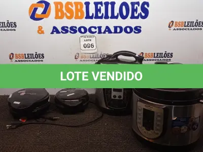 LOTE 096 - 02 PANELAS DE PRESSÃO, 01 OMELETEIRA E 01 MÁQUINA DE CUPCAKE COM AVARIAS.  (NO ESTADO) ATENÇÃO! FAZER A VISITAÇÃO ANTES DE ARREMATAR, NÃO SABEMOS SE FUNCIONA. LEILÃO NÃO TEM GARANTIA E NEM DEVOLUÇÃO, SUJEITO A POSSÍVEIS AVARIAS VISÍVEIS/OCULTAS E/OU AUSÊNCIA DE COMPONENTES.