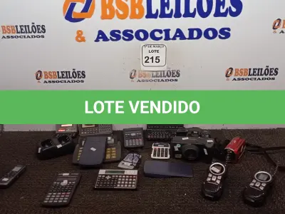 LOTE 215 - 01 CAIXA COM RÁDIOS COMUNICADORES, CÂMERAS FOTOGRÁFICAS, E CALCULADORAS. (NO ESTADO) ATENÇÃO! FAZER A VISITAÇÃO ANTES DE ARREMATAR, NÃO SABEMOS SE FUNCIONA. LEILÃO NÃO TEM GARANTIA E NEM DEVOLUÇÃO, SUJEITO A POSSÍVEIS AVARIAS VISÍVEIS/OCULTAS E/OU AUSÊNCIA DE COMPONENTES.
