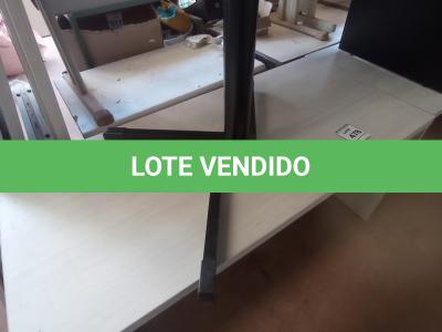 LOTE 478 - 01 MESA EM MADEIRA PARA ESCRITÓRIO. (NO ESTADO) ATENÇÃO! FAZER A VISITAÇÃO ANTES DE ARREMATAR, NÃO SABEMOS SE FUNCIONA. LEILÃO NÃO TEM GARANTIA E NEM DEVOLUÇÃO, SUJEITO A POSSÍVEIS AVARIAS VISÍVEIS/OCULTAS E/OU AUSÊNCIA DE COMPONENTES.