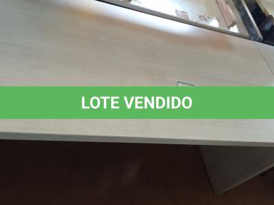 LOTE 466 - 01 MESA EM MADEIRA PARA ESCRITÓRIO. (NO ESTADO) ATENÇÃO! FAZER A VISITAÇÃO ANTES DE ARREMATAR, NÃO SABEMOS SE FUNCIONA. LEILÃO NÃO TEM GARANTIA E NEM DEVOLUÇÃO, SUJEITO A POSSÍVEIS AVARIAS VISÍVEIS/OCULTAS E/OU AUSÊNCIA DE COMPONENTES.