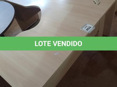 LOTE 453 - 01 MESA DE CANTO COM 02 GAVETAS EM MADEIRA PARA ESCRITÓRIO. (NO ESTADO) ATENÇÃO! FAZER A VISITAÇÃO ANTES DE ARREMATAR, NÃO SABEMOS SE FUNCIONA. LEILÃO NÃO TEM GARANTIA E NEM DEVOLUÇÃO, SUJEITO A POSSÍVEIS AVARIAS VISÍVEIS/OCULTAS E/OU AUSÊNCIA DE COMPONENTES.