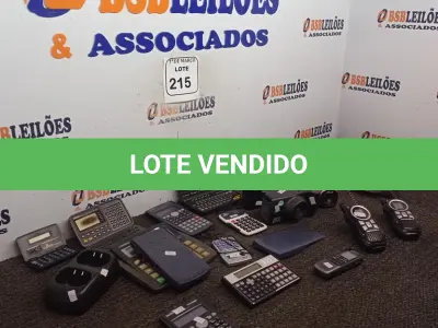 LOTE 215 - 01 CAIXA COM RÁDIOS COMUNICADORES, CÂMERAS FOTOGRÁFICAS, E CALCULADORAS. (NO ESTADO) ATENÇÃO! FAZER A VISITAÇÃO ANTES DE ARREMATAR, NÃO SABEMOS SE FUNCIONA. LEILÃO NÃO TEM GARANTIA E NEM DEVOLUÇÃO, SUJEITO A POSSÍVEIS AVARIAS VISÍVEIS/OCULTAS E/OU AUSÊNCIA DE COMPONENTES.