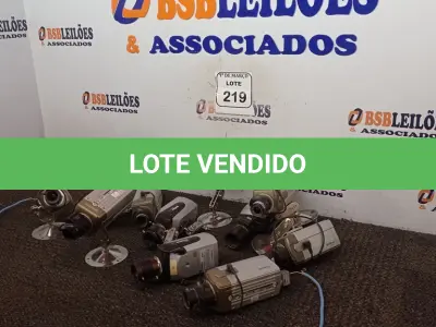 LOTE 219 - 10 CÂMERAS DE SEGURANÇA. (NO ESTADO) ATENÇÃO! FAZER A VISITAÇÃO ANTES DE ARREMATAR, NÃO SABEMOS SE FUNCIONA. LEILÃO NÃO TEM GARANTIA E NEM DEVOLUÇÃO, SUJEITO A POSSÍVEIS AVARIAS VISÍVEIS/OCULTAS E/OU AUSÊNCIA DE COMPONENTES.