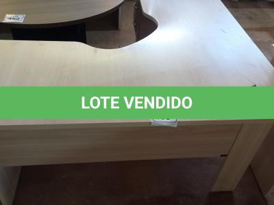 LOTE 453 - 01 MESA DE CANTO COM 02 GAVETAS EM MADEIRA PARA ESCRITÓRIO. (NO ESTADO) ATENÇÃO! FAZER A VISITAÇÃO ANTES DE ARREMATAR, NÃO SABEMOS SE FUNCIONA. LEILÃO NÃO TEM GARANTIA E NEM DEVOLUÇÃO, SUJEITO A POSSÍVEIS AVARIAS VISÍVEIS/OCULTAS E/OU AUSÊNCIA DE COMPONENTES.