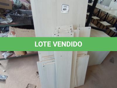 LOTE 481 - 03 MESAS EM MADEIRA PARA ESCRITÓRIO. (DESMONTADAS). (NO ESTADO) ATENÇÃO! FAZER A VISITAÇÃO ANTES DE ARREMATAR, NÃO SABEMOS SE FUNCIONA. LEILÃO NÃO TEM GARANTIA E NEM DEVOLUÇÃO, SUJEITO A POSSÍVEIS AVARIAS VISÍVEIS/OCULTAS E/OU AUSÊNCIA DE COMPONENTES.