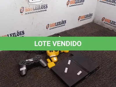 LOTE 020 - 01 PS2 COM 02 CONTROLES E CABOS MARCA SONY. (NO ESTADO) ATENÇÃO! FAZER A VISITAÇÃO ANTES DE ARREMATAR, NÃO SABEMOS SE FUNCIONA. LEILÃO NÃO TEM GARANTIA E NEM DEVOLUÇÃO, SUJEITO A POSSÍVEIS AVARIAS VISÍVEIS/OCULTAS E/OU AUSÊNCIA DE COMPONENTES.