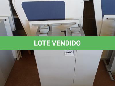 LOTE 440 - 02 MESAS COM REGULAGEM DE ALTURA MANUAL E 3 LATERAIS EM MADEIRA PRA BAIA. (NO ESTADO) ATENÇÃO! FAZER A VISITAÇÃO ANTES DE ARREMATAR, NÃO SABEMOS SE FUNCIONA. LEILÃO NÃO TEM GARANTIA E NEM DEVOLUÇÃO, SUJEITO A POSSÍVEIS AVARIAS VISÍVEIS/OCULTAS E/OU AUSÊNCIA DE COMPONENTES.
