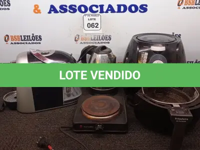 LOTE 062 - 01 CAFETEIRA 220V 03 CORAÇÕES, 01 FRITADEIRA AIR FRYER MARCA PHILCO, 01 CHALEIRA ELÉTRICA E 01 FOGÃO DE INDUÇÃO 01 BOCA MARCA MULTILAZER.  (NO ESTADO) ATENÇÃO! FAZER A VISITAÇÃO ANTES DE ARREMATAR, NÃO SABEMOS SE FUNCIONA. LEILÃO NÃO TEM GARANTIA E NEM DEVOLUÇÃO, SUJEITO A POSSÍVEIS AVARIAS VISÍVEIS/OCULTAS E/OU AUSÊNCIA DE COMPONENTES.