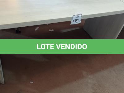 LOTE 468 - 01 MESA EM MADEIRA PARA ESCRITÓRIO. (NO ESTADO) ATENÇÃO! FAZER A VISITAÇÃO ANTES DE ARREMATAR, NÃO SABEMOS SE FUNCIONA. LEILÃO NÃO TEM GARANTIA E NEM DEVOLUÇÃO, SUJEITO A POSSÍVEIS AVARIAS VISÍVEIS/OCULTAS E/OU AUSÊNCIA DE COMPONENTES.