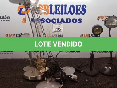 LOTE 205 - 01 LOTE COM LUMINÁRIAS DE MESA DIVERSAS. (NO ESTADO) ATENÇÃO! FAZER A VISITAÇÃO ANTES DE ARREMATAR, NÃO SABEMOS SE FUNCIONA. LEILÃO NÃO TEM GARANTIA E NEM DEVOLUÇÃO, SUJEITO A POSSÍVEIS AVARIAS VISÍVEIS/OCULTAS E/OU AUSÊNCIA DE COMPONENTES.