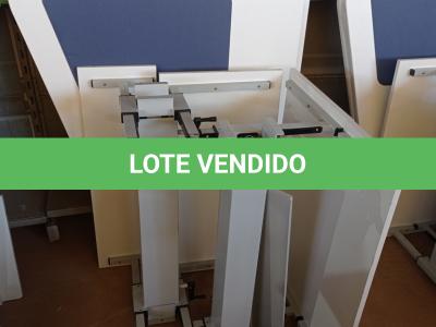 LOTE 441 - 02 MESAS COM REGULAGEM DE ALTURA MANUAL E 3 LATERAIS EM MADEIRA PRA BAIA. (NO ESTADO) ATENÇÃO! FAZER A VISITAÇÃO ANTES DE ARREMATAR, NÃO SABEMOS SE FUNCIONA. LEILÃO NÃO TEM GARANTIA E NEM DEVOLUÇÃO, SUJEITO A POSSÍVEIS AVARIAS VISÍVEIS/OCULTAS E/OU AUSÊNCIA DE COMPONENTES.