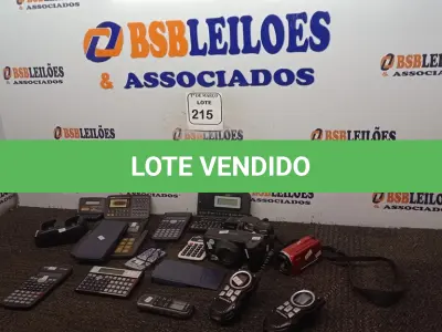 LOTE 215 - 01 CAIXA COM RÁDIOS COMUNICADORES, CÂMERAS FOTOGRÁFICAS, E CALCULADORAS. (NO ESTADO) ATENÇÃO! FAZER A VISITAÇÃO ANTES DE ARREMATAR, NÃO SABEMOS SE FUNCIONA. LEILÃO NÃO TEM GARANTIA E NEM DEVOLUÇÃO, SUJEITO A POSSÍVEIS AVARIAS VISÍVEIS/OCULTAS E/OU AUSÊNCIA DE COMPONENTES.