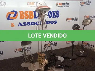 LOTE 205 - 01 LOTE COM LUMINÁRIAS DE MESA DIVERSAS. (NO ESTADO) ATENÇÃO! FAZER A VISITAÇÃO ANTES DE ARREMATAR, NÃO SABEMOS SE FUNCIONA. LEILÃO NÃO TEM GARANTIA E NEM DEVOLUÇÃO, SUJEITO A POSSÍVEIS AVARIAS VISÍVEIS/OCULTAS E/OU AUSÊNCIA DE COMPONENTES.