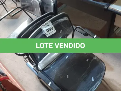 LOTE 090 - 04 CADEIRAS ESTOFADAS COM BASE DE FERRO. (NO ESTADO) ATENÇÃO! FAZER A VISITAÇÃO ANTES DE ARREMATAR, NÃO SABEMOS SE FUNCIONA. LEILÃO NÃO TEM GARANTIA E NEM DEVOLUÇÃO, SUJEITO A POSSÍVEIS AVARIAS VISÍVEIS/OCULTAS E/OU AUSÊNCIA DE COMPONENTES.