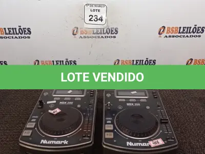 LOTE 234 - 02 CDJ NDX 200 NUMARK. (NO ESTADO) ATENÇÃO! FAZER A VISITAÇÃO ANTES DE ARREMATAR, NÃO SABEMOS SE FUNCIONA. LEILÃO NÃO TEM GARANTIA E NEM DEVOLUÇÃO, SUJEITO A POSSÍVEIS AVARIAS VISÍVEIS/OCULTAS E/OU AUSÊNCIA DE COMPONENTES.