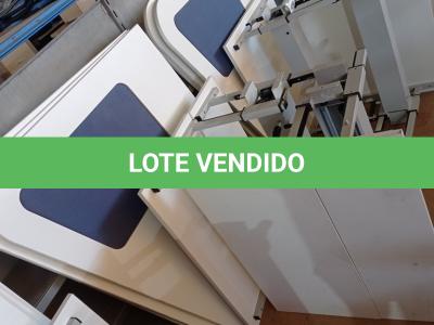 LOTE 438 - 02 MESAS COM REGULAGEM DE ALTURA MANUAL E 3 LATERAIS EM MADEIRA PRA BAIA. (NO ESTADO) ATENÇÃO! FAZER A VISITAÇÃO ANTES DE ARREMATAR, NÃO SABEMOS SE FUNCIONA. LEILÃO NÃO TEM GARANTIA E NEM DEVOLUÇÃO, SUJEITO A POSSÍVEIS AVARIAS VISÍVEIS/OCULTAS E/OU AUSÊNCIA DE COMPONENTES.