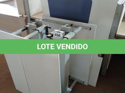 LOTE 456 - 02 MESAS COM REGULAGEM DE ALTURA MANUAL E 3 LATERAIS EM MADEIRA PRA BAIA. (NO ESTADO) ATENÇÃO! FAZER A VISITAÇÃO ANTES DE ARREMATAR, NÃO SABEMOS SE FUNCIONA. LEILÃO NÃO TEM GARANTIA E NEM DEVOLUÇÃO, SUJEITO A POSSÍVEIS AVARIAS VISÍVEIS/OCULTAS E/OU AUSÊNCIA DE COMPONENTES.