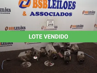 LOTE 219 - 10 CÂMERAS DE SEGURANÇA. (NO ESTADO) ATENÇÃO! FAZER A VISITAÇÃO ANTES DE ARREMATAR, NÃO SABEMOS SE FUNCIONA. LEILÃO NÃO TEM GARANTIA E NEM DEVOLUÇÃO, SUJEITO A POSSÍVEIS AVARIAS VISÍVEIS/OCULTAS E/OU AUSÊNCIA DE COMPONENTES.
