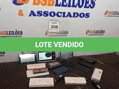 LOTE 208 - 01 CAIXA COM BATERIAS PORTÁTEIS E GPS. (NO ESTADO) ATENÇÃO! FAZER A VISITAÇÃO ANTES DE ARREMATAR, NÃO SABEMOS SE FUNCIONA. LEILÃO NÃO TEM GARANTIA E NEM DEVOLUÇÃO, SUJEITO A POSSÍVEIS AVARIAS VISÍVEIS/OCULTAS E/OU AUSÊNCIA DE COMPONENTES.
