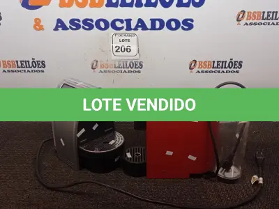 LOTE 206 - 02 CAFETEIRAS DE CÁPSULAS DIVERSAS. (NO ESTADO) ATENÇÃO! FAZER A VISITAÇÃO ANTES DE ARREMATAR, NÃO SABEMOS SE FUNCIONA. LEILÃO NÃO TEM GARANTIA E NEM DEVOLUÇÃO, SUJEITO A POSSÍVEIS AVARIAS VISÍVEIS/OCULTAS E/OU AUSÊNCIA DE COMPONENTES.