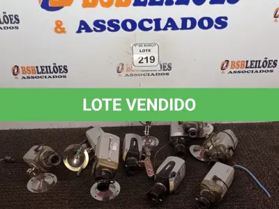 LOTE 219 - 10 CÂMERAS DE SEGURANÇA. (NO ESTADO) ATENÇÃO! FAZER A VISITAÇÃO ANTES DE ARREMATAR, NÃO SABEMOS SE FUNCIONA. LEILÃO NÃO TEM GARANTIA E NEM DEVOLUÇÃO, SUJEITO A POSSÍVEIS AVARIAS VISÍVEIS/OCULTAS E/OU AUSÊNCIA DE COMPONENTES.