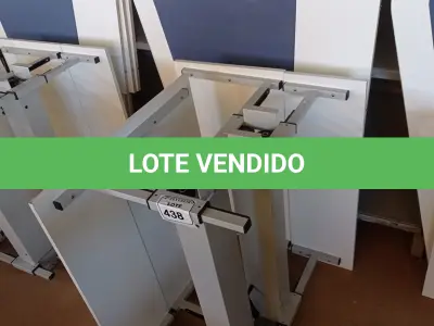 LOTE 438 - 02 MESAS COM REGULAGEM DE ALTURA MANUAL E 3 LATERAIS EM MADEIRA PRA BAIA. (NO ESTADO) ATENÇÃO! FAZER A VISITAÇÃO ANTES DE ARREMATAR, NÃO SABEMOS SE FUNCIONA. LEILÃO NÃO TEM GARANTIA E NEM DEVOLUÇÃO, SUJEITO A POSSÍVEIS AVARIAS VISÍVEIS/OCULTAS E/OU AUSÊNCIA DE COMPONENTES.