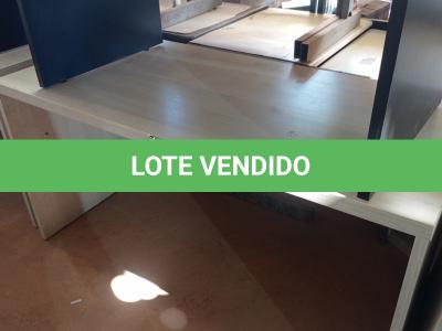 LOTE 472 - 01 MESA EM MADEIRA PARA ESCRITÓRIO. (NO ESTADO) ATENÇÃO! FAZER A VISITAÇÃO ANTES DE ARREMATAR, NÃO SABEMOS SE FUNCIONA. LEILÃO NÃO TEM GARANTIA E NEM DEVOLUÇÃO, SUJEITO A POSSÍVEIS AVARIAS VISÍVEIS/OCULTAS E/OU AUSÊNCIA DE COMPONENTES.