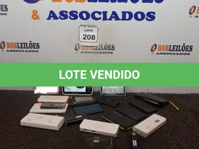 LOTE 208 - 01 CAIXA COM BATERIAS PORTÁTEIS E GPS. (NO ESTADO) ATENÇÃO! FAZER A VISITAÇÃO ANTES DE ARREMATAR, NÃO SABEMOS SE FUNCIONA. LEILÃO NÃO TEM GARANTIA E NEM DEVOLUÇÃO, SUJEITO A POSSÍVEIS AVARIAS VISÍVEIS/OCULTAS E/OU AUSÊNCIA DE COMPONENTES.