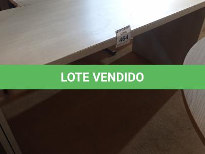 LOTE 464 - 01 MESA EM MADEIRA PARA ESCRITÓRIO. (NO ESTADO) ATENÇÃO! FAZER A VISITAÇÃO ANTES DE ARREMATAR, NÃO SABEMOS SE FUNCIONA. LEILÃO NÃO TEM GARANTIA E NEM DEVOLUÇÃO, SUJEITO A POSSÍVEIS AVARIAS VISÍVEIS/OCULTAS E/OU AUSÊNCIA DE COMPONENTES.