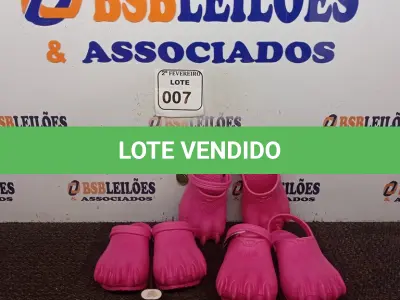 LOTE 007 - 02 PARES DE SANDÁLIA MODELO CROCS MONSTER TAMANHO J2/3 NA COR ROSA E 01 PAR DE SANDÁLIA MODELO CROCS MONSTER TAMANHO C13/J1. (NOVAS) (NO ESTADO) ATENÇÃO! FAZER A VISITAÇÃO ANTES DE ARREMATAR, NÃO SABEMOS SE FUNCIONA. LEILÃO NÃO TEM GARANTIA E NEM DEVOLUÇÃO, SUJEITO A POSSÍVEIS AVARIAS VISÍVEIS/OCULTAS E/OU AUSÊNCIA DE COMPONENTES.